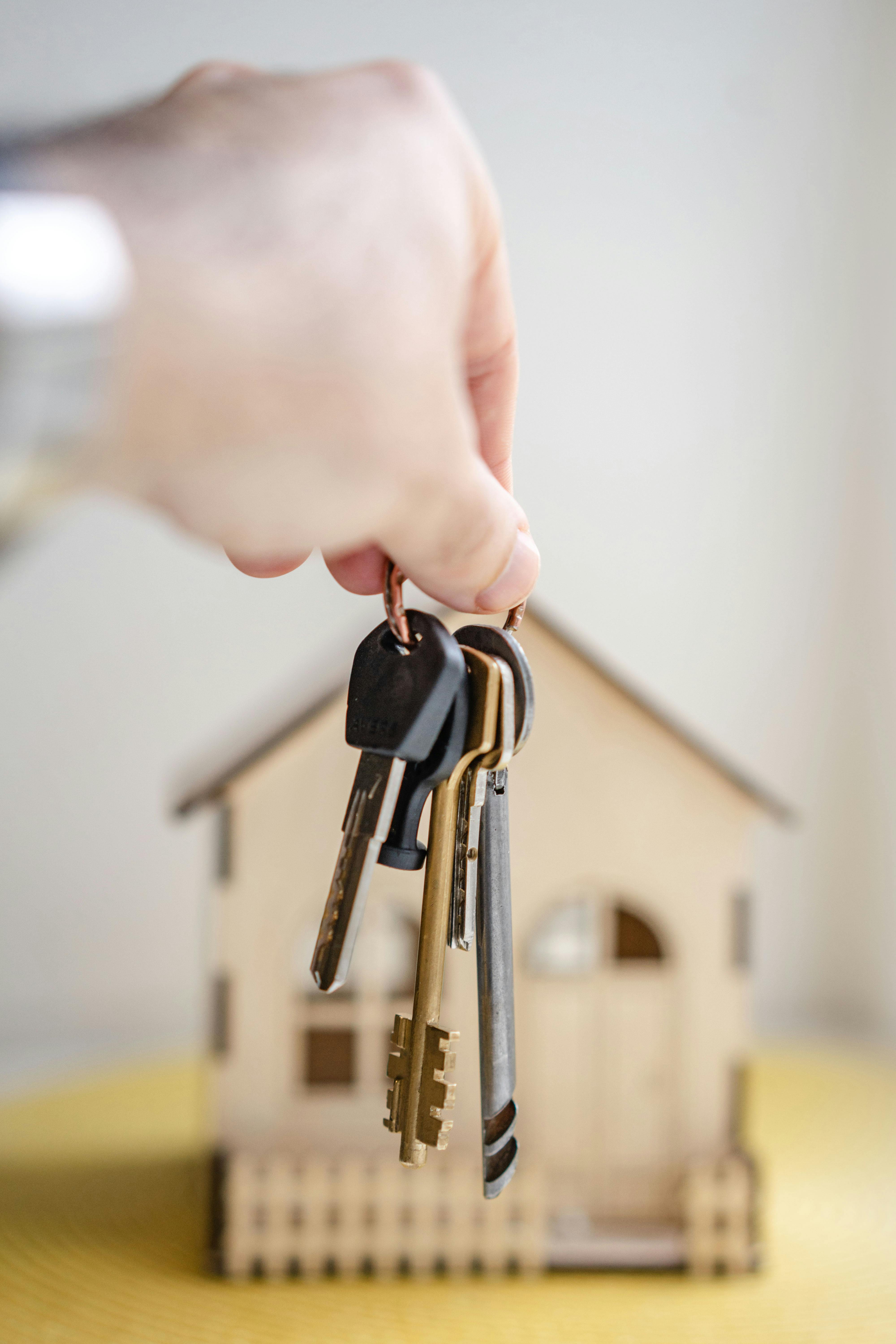 Why Choosing the Right Real Estate Lawyer in Brampton, Mississauga, and Etobicoke Can Save You Thousands